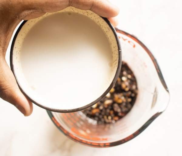 adding cornstarch slurry to sauce